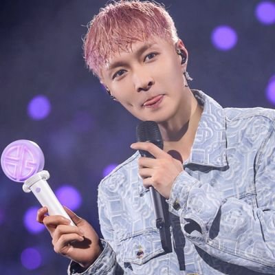 everytime when one is about to say something but hesitated it's always a silent good night @layzhang 💞💞💞