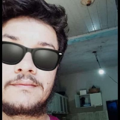 Sou meio dissituado, meio perdido. Me vejo um pouco meio Carlitos, com o sapato trocado. O carro morre no meio da rua, porque esqueci de pôr gasolina.