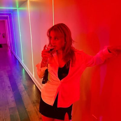 gabornextdoor's profile picture. crazy cat lady, sour candy enthusiast 🍬