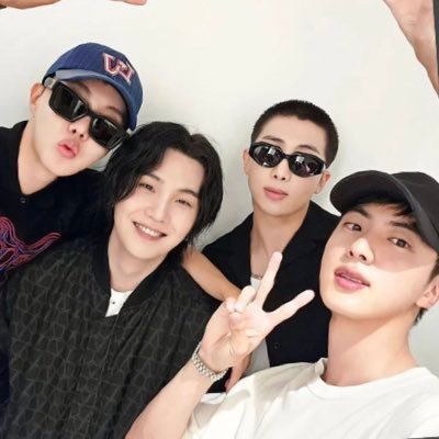 bangtansknees's profile picture. 21 | she/her | bi | army and ot7 | fanaccount |