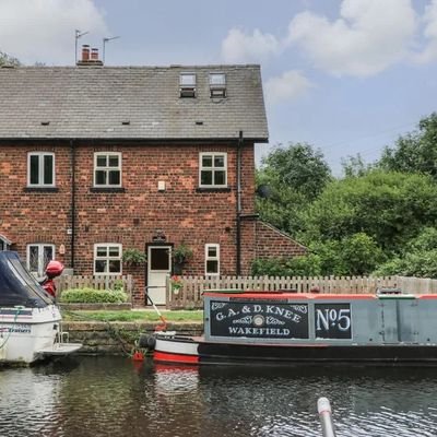 4 bedroom, luxurious, dog friendly holiday cottage in Wakefield, West Yorkshire. Aire & Calder canal front location. Managed by Sykes Cottages.