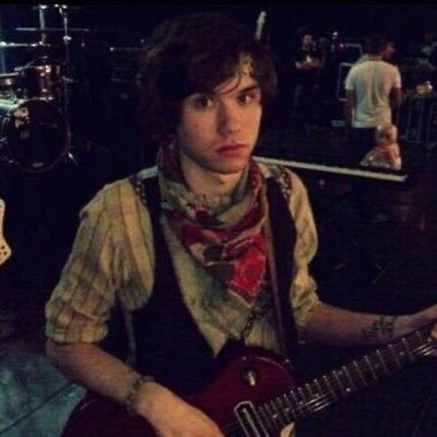i love vic fuentes and ryan ross i wish they were real