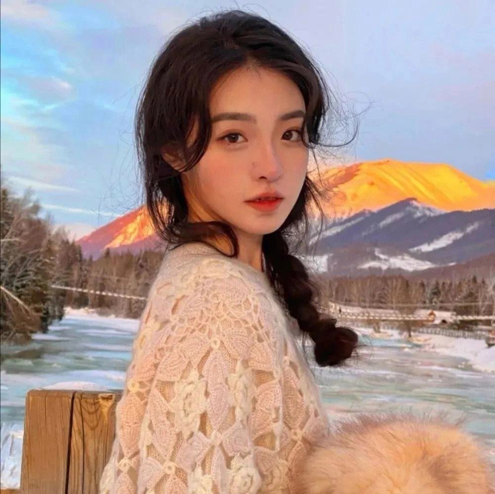 hqy86zomq's profile picture. 你又不来睡我，你管我几点睡觉
