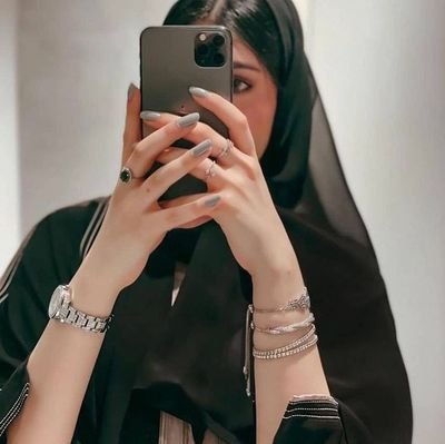 ڪلّ شموع الكون لن تؤنس وحشة مَن كان
يمسي ويصبح بوجه الشمسِ و القمرِ 💔.