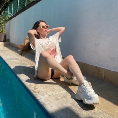 𝚂𝚝𝚛𝚊𝚠𝚋𝚎𝚛𝚛𝚒𝚎𝚜, 𝚌𝚑𝚎𝚛𝚛𝚒𝚎𝚜 𝚊𝚗𝚍 𝚊𝚗 𝚊𝚗𝚐𝚎𝚕'𝚜 𝚔𝚒𝚜𝚜 𝚒𝚗 𝚜𝚙𝚛𝚒𝚗𝚐