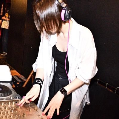 711NA's profile picture. DJもやる事務員。犬と子供が好き。猫も好き。鳥も好き。蚊が嫌い。太陽と地球は大好きだけど過度な紫外線は遠慮したいし願わくば重力に逆らいたい。あと音と色も好き。