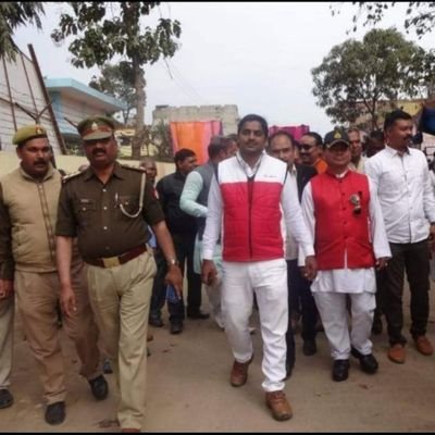 दिनेश रौनियार
दैनिक आज़ अखबार तहसील प्रभारी निचलौल
अध्यक्ष व्यापार मंडल नगर ईकाई ठुठीबारी-महराजगंज