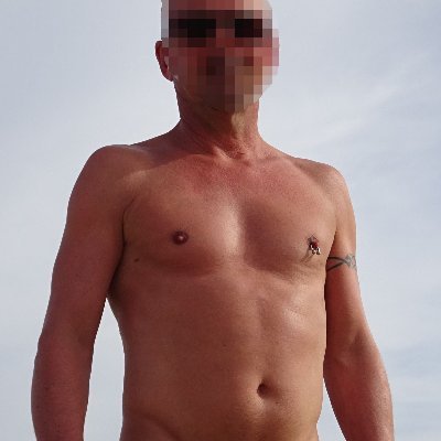 Fit gay dad enjoying a naked lifestyle. Adult content (no porn)! 18+ only. No minors! Most pics aren’t mine. DM for removal.