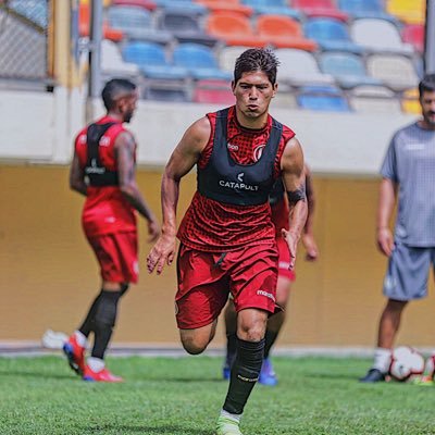 Futbolista profesional. Ex seleccionado nacional sub 20 🇵🇪 . Instagram : Cesarhs10