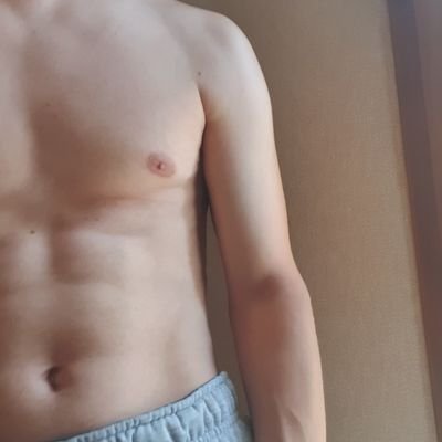 25 ans. Ici pour passer de bons moments lorsque je suis horny. J'aime prendre soin des femmes, et mon TN est véridique d'après les dames.