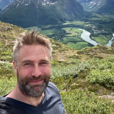 Ingeniør, glad i toppturer, relativt opptatt av engelsk fotball, trommis i Heimkar. Engineer, loves backcountry skiing, EPL-consumer, drummer.