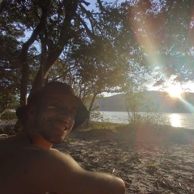 veutor's profile picture. Lagunense morando na Ilha da Magia tentando não falir junto com esse sistema podre.