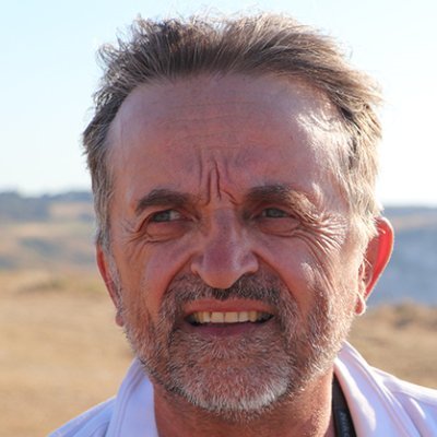 Retraité. Militant Laïque, j'aime la poésie, ne supporte aucune caste. J'aime écouter avant de prendre une position...