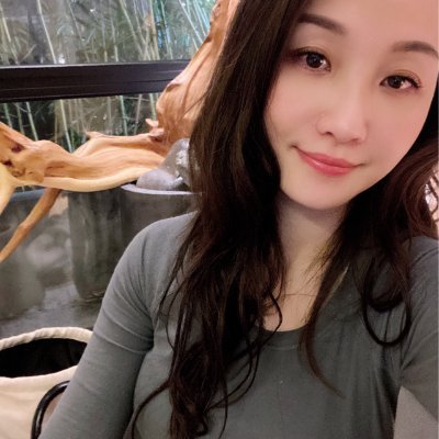 Yvette241728599's profile picture. reading