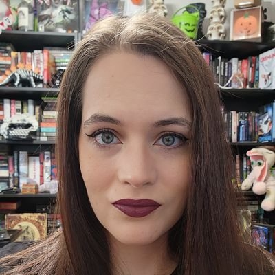 Book reviewer, video game and horror lover, Tiktoker, people mom and dog mom