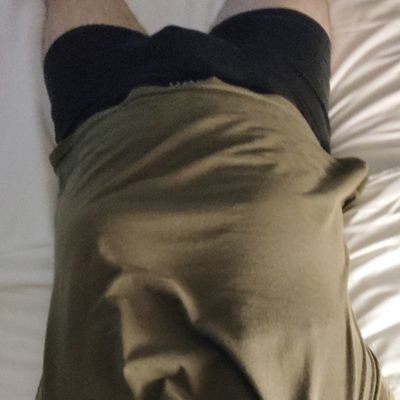 Um homem de 35 anos. Afim de falar de putaria, falar de desejos inconfessos, em contos eróticos, reais ou não. Gosto de me exibir. Se quiser ver meu corpo, DM.