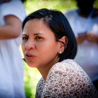 Indígena embera, lideresa social, excomisionada de la verdad, constitucionalista. Actual directora de la @UnidadVictimas.