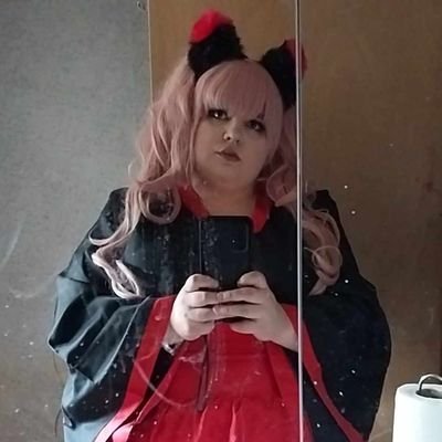 Emily85939364's profile picture. im 27  and i draw and sing and hang friends and family and I cosplay and I'm taken by the best boyfriend ever