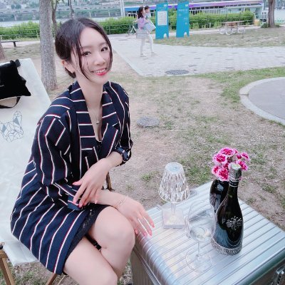 I am from Hong Kong and now live in Los Angeles. Beauty 💄 Clothing 🧥👚👘Company, I'm new comer here please help follow I like USA