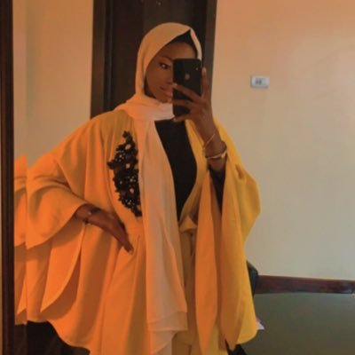 TheAeesha's profile picture. 23.