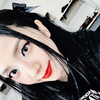 ㅤ🩷 ㅤㅤ. . 𝐄𝐒𝐏/ENG _ _ listening to 𝗳𝗼𝗿𝗲𝘃𝗲𝗿 𝟭 and the same 3 songs nonstop ——— you don't know, but i just 𝘸𝘢𝘯𝘵𝘦𝘥 to be your 𝗽𝗼𝗲𝘁𝗿𝘆.