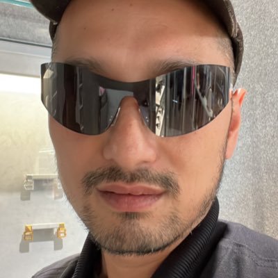 leeaznam's profile picture. 