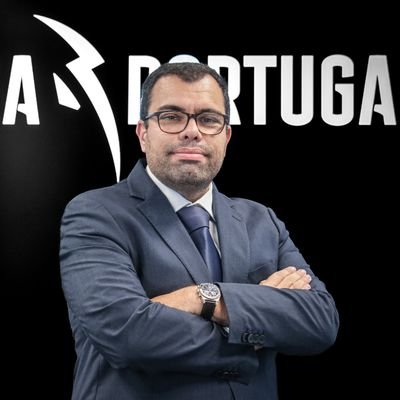 Assessor de Comunicação na Liga Portugal. A tentar sorrir mais e em luta com as gravatas