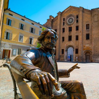 Amante di viaggi, sport, fotografia, arte, musica e freddo

Separatista da sempre

Sogno un divozio di velluto italiano

Anticlericale nel profondo