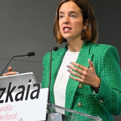 Ekonomilaria (@upvehu) eta Bizkaiko ogasun eta finantza foru diputatua (@bizkaia)