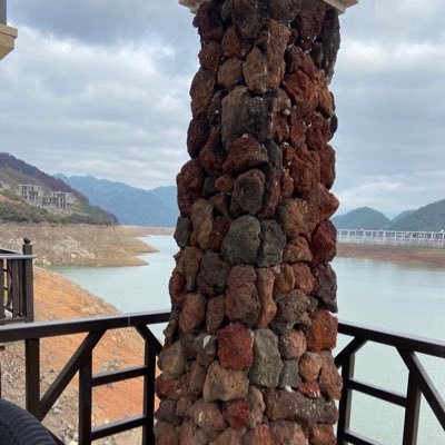 laddawa15671386's profile picture. 本人自营工厂 ，做生意多年 回归本我 从那天开始 跟着老师学习电焊 木工 打磨这2万多天的时光 ，否则我干吗呢！？一切都是真实的 ，一切都是 “现在” ，虽然很笨拙 好在时光够长 漫漫生长