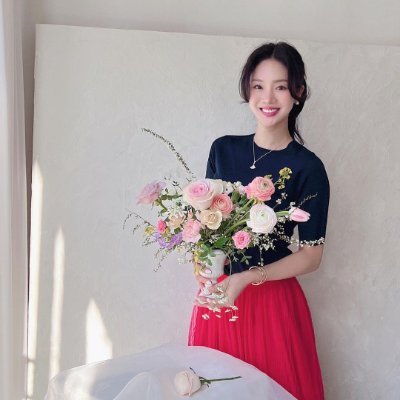 YangMeilin5's profile picture. I like to create, draw inspiration from art, and integrate my own concepts and experiences into my works to convey a unique feeling to the audienc