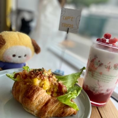 東大阪小坂、八戸ノ里、商業大ご近所の韓国Café💜クロッフル、クロワッサン 、韓国サンド、ランチもやっております。 #カップホルダー #センイルイベント  #東大阪 #小阪 #八戸ノ里  営業時間11:00-18:00 定休日毎週月曜日