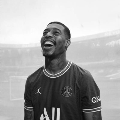 Supporter parisien❤️💙askip je ressemble à kimpembe mais j’ai pas son talent… Communauté parisienne✊🏾