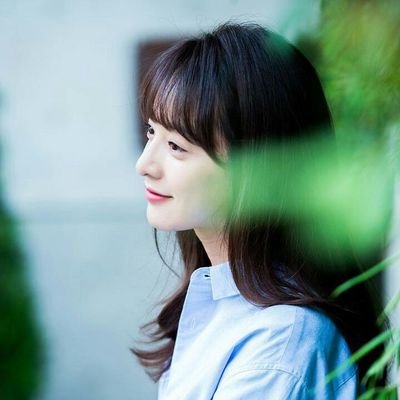 The embodiment of celestial tranquility, the actress Kim Ji-won, exudes an ethereal serenity that is simply unmatched.. (⚘)