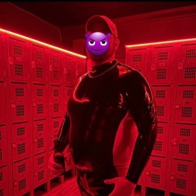 36 yr old gay bear. Average geek by day kink pig by night. Vers FF, sports gear, rubber, and other pig stuff 😈 😈 👊 👊 #fantasticffriends