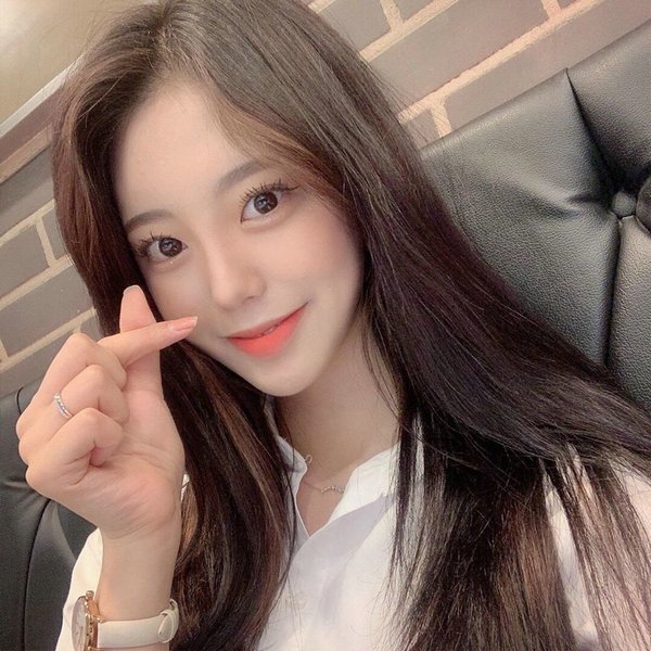 cwyhv7023ciaxhu's profile picture. 