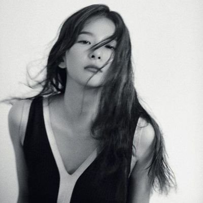 seulmates210's profile picture. if worshipping someone is legal, then i'll choose seulgi 💛