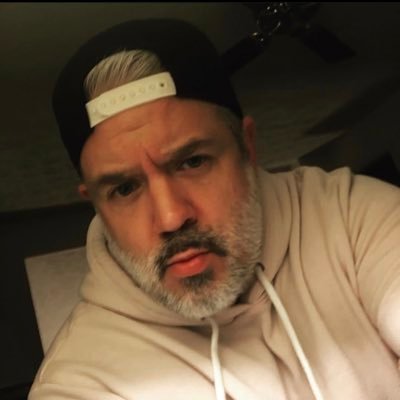 HJiizores's profile picture. stop being on bad terms with people, death is real, random and permanent 💔🦋