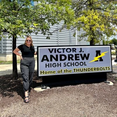 EIU alumna 👩🏼‍🎓 CUC alumna 👩🏼‍🎓 Andrew HS teacher