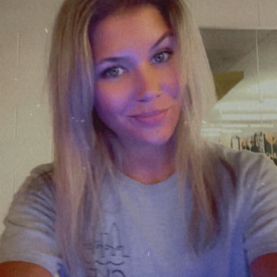 farealziez's profile picture. I only have twitter so my bf can send me memes