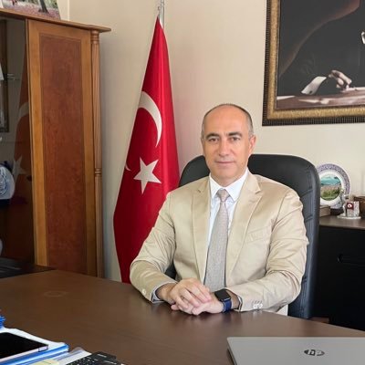 Bursa Yenişehir Kaymakamı, Mekteb i Mülkiye, Ezineli, Beşiktaş, Kedisever, Defne Ece'nin babası.