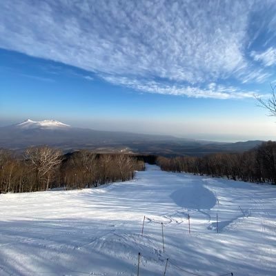 【日本最長クラス3319m】ゴンドラでアクセスする山頂は良好な雪質を楽しめます。絶景を眺めながらのロングライドが特徴のスキー場です。冬季営業12月上旬〜4月上旬⛷🏂