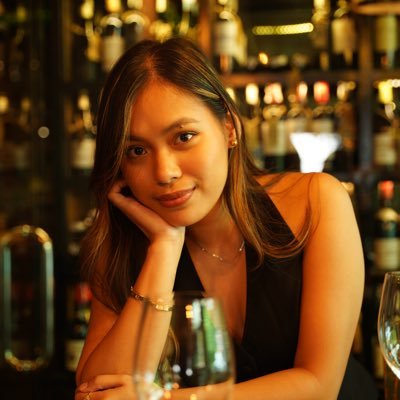 quenniesr's profile picture. The girl who always gets caught with her hand under her chin.