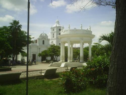 Ciénaga, municipio de Colombia que pertenece al departamento del Magdalena, localizado a orillas del mar Caribe, en el extremo nororiental de la Ciénaga Grande.