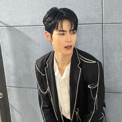 drewbuthidden's profile picture. i tweet random stuff