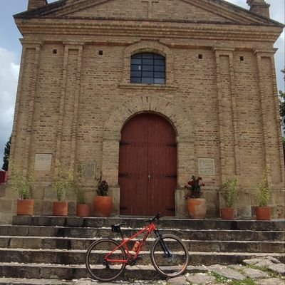 Esposo, padre, hijo, Católico, Ciclomontañista aficionado