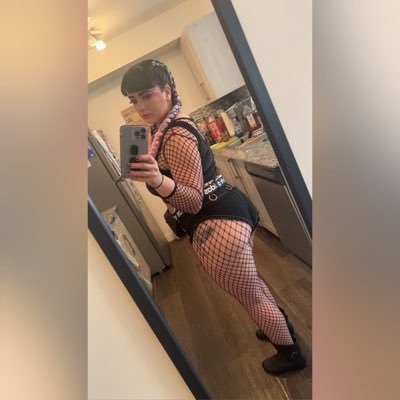 lickthefuzz's profile picture. #420friendly #newfoundland #calgary  🇨🇦🏳️‍🌈
