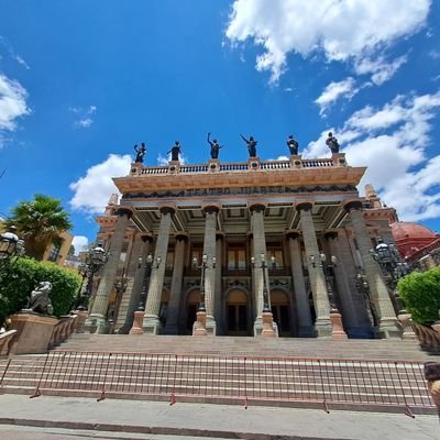 Naci en el Edo. de Veracruz, viví en el DF y Estudié en la UNAM. Actualmente vivo en Aguascalientes