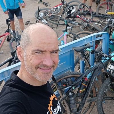 Profesor de Ciencias, Matemáticas y Tecnología en el Liceo Cónsul de Madrid desde 1992.
Deportista aficionado: correr, bici, escalar, ....