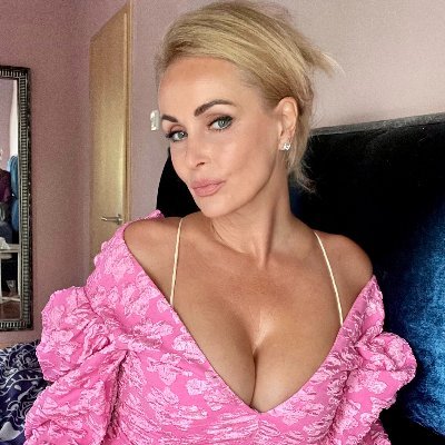 57 y/o, cover model, mom of 2 and a nughty housewife. I answer messages on OF😘🌷